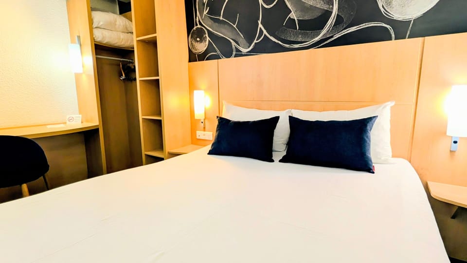 Standard Room, 1 Double Bed | Desk, soundproofing, free WiFi, bed sheets