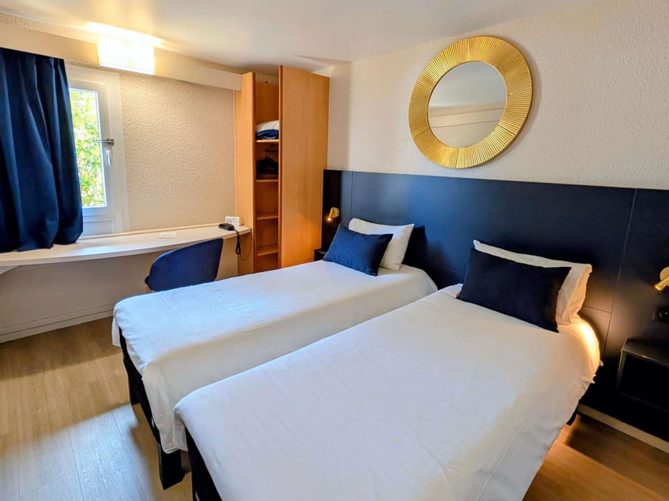 Desk, soundproofing, free WiFi, bed sheets