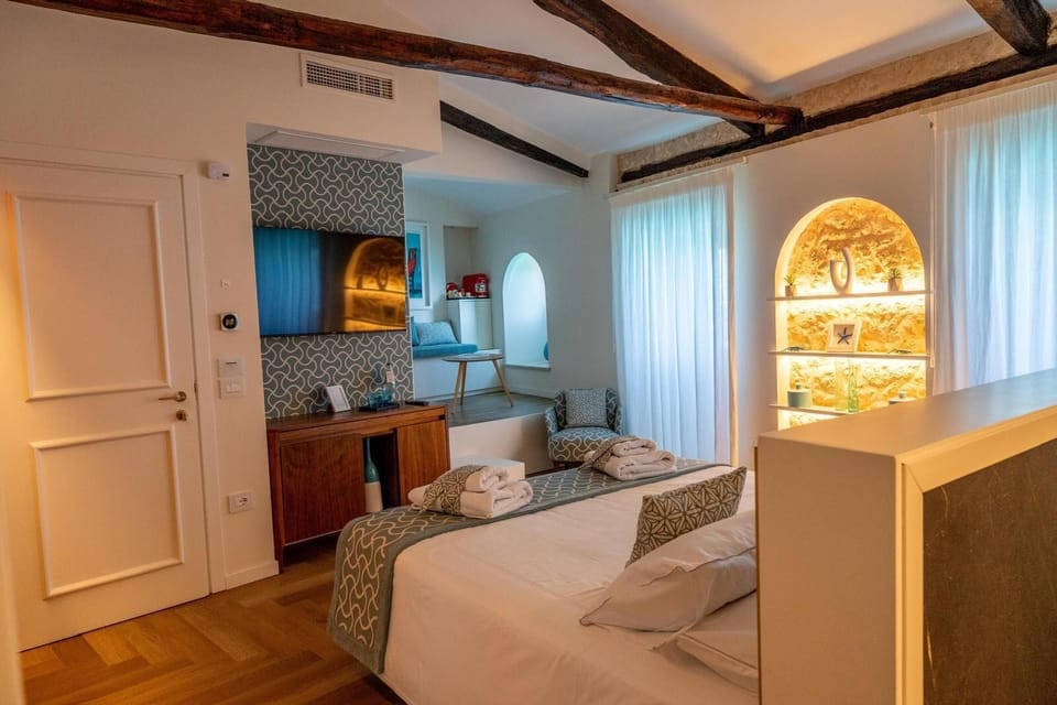 Camera Deluxe con Balcone o Finestre Vista Mare, al Primo o Terzo Piano | Frette Italian sheets, premium bedding, minibar, in-room safe