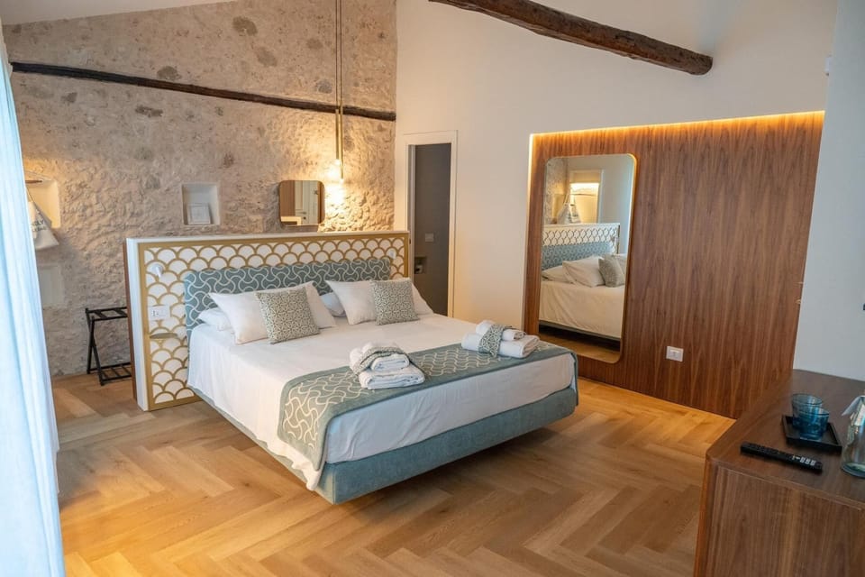 Camera Deluxe con Balcone o Finestre Vista Mare, al Primo o Terzo Piano | Frette Italian sheets, premium bedding, minibar, in-room safe