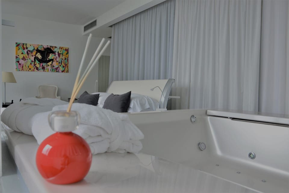 Suite | Hypo-allergenic bedding, down comforters, Select Comfort beds, minibar