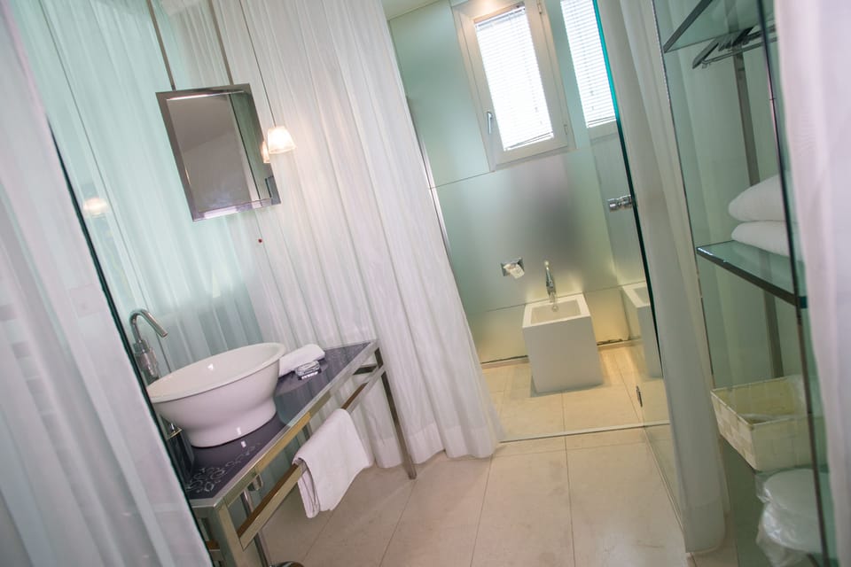 Shower, rainfall showerhead, free toiletries, hair dryer