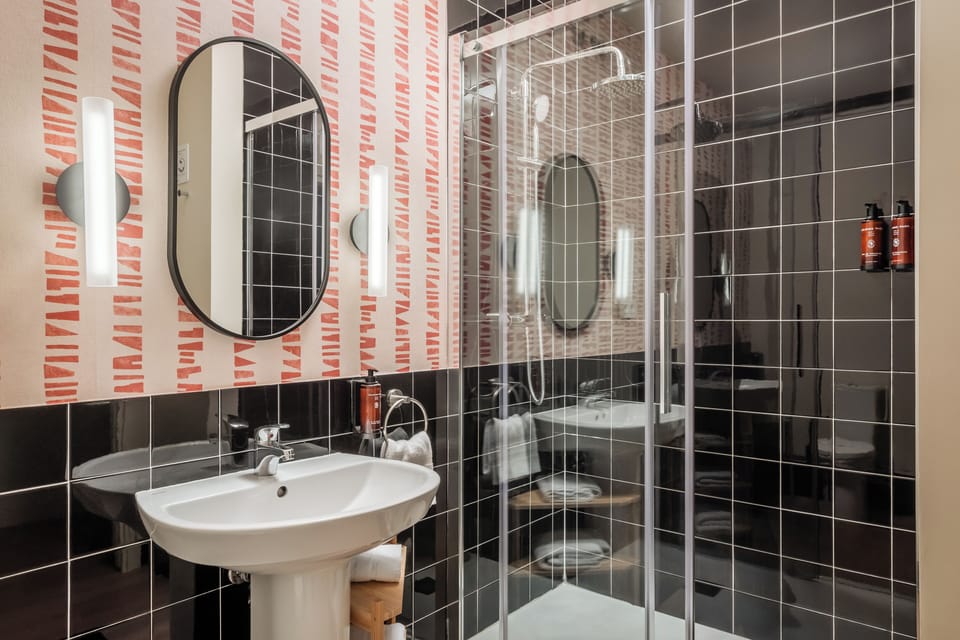 Standard Double Room | Bathroom | Shower, rainfall showerhead, free toiletries, hair dryer