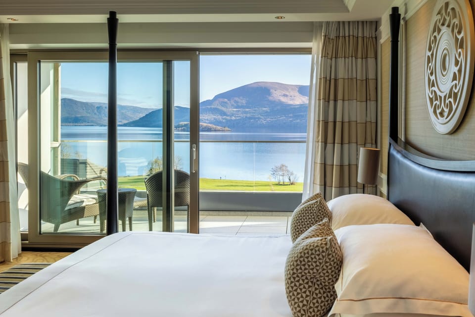 Lakeview Signature Suite | Minibar, in-room safe, desk, iron/ironing board