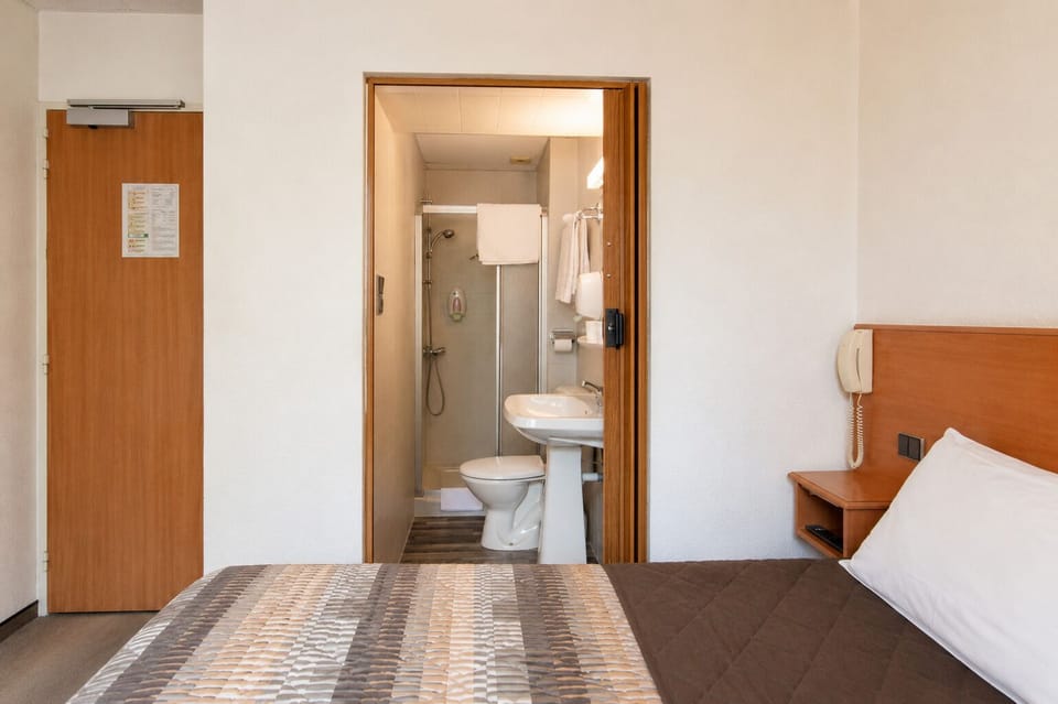 Standard Double Room | Desk, blackout drapes, soundproofing, iron/ironing board