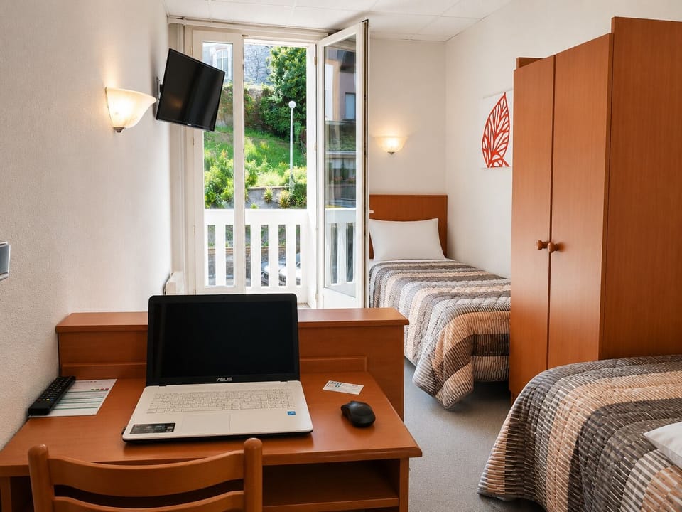 Standard Triple Room | Desk, blackout drapes, soundproofing, iron/ironing board