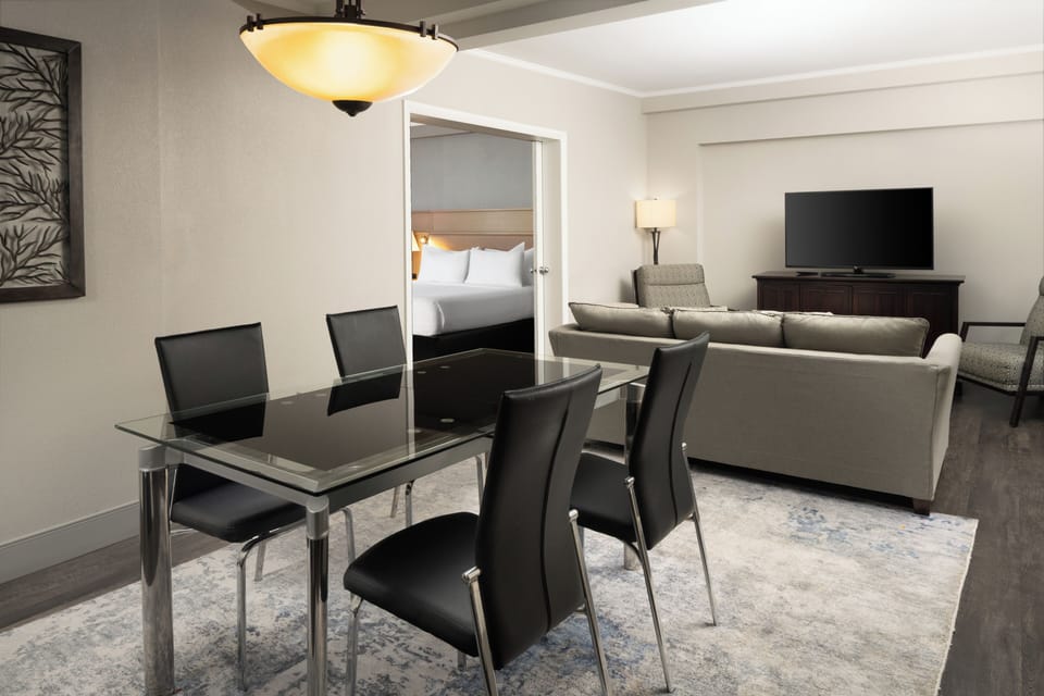 Suite, 1 King Bed | Hypo-allergenic bedding available, pillowtop beds, in-room safe, desk