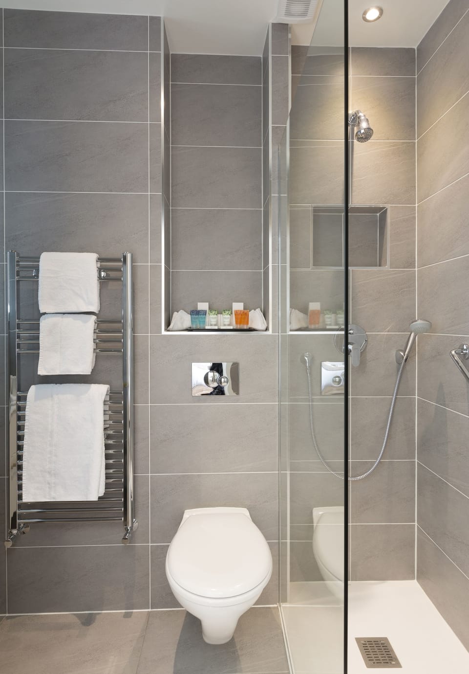 Combined shower/tub, free toiletries, hair dryer, towels
