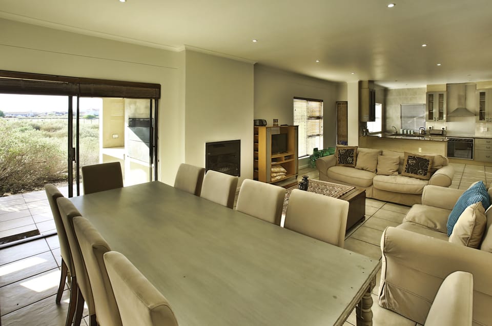 Comfort House, 4 Bedrooms (10 Mulligan ) | In-room dining