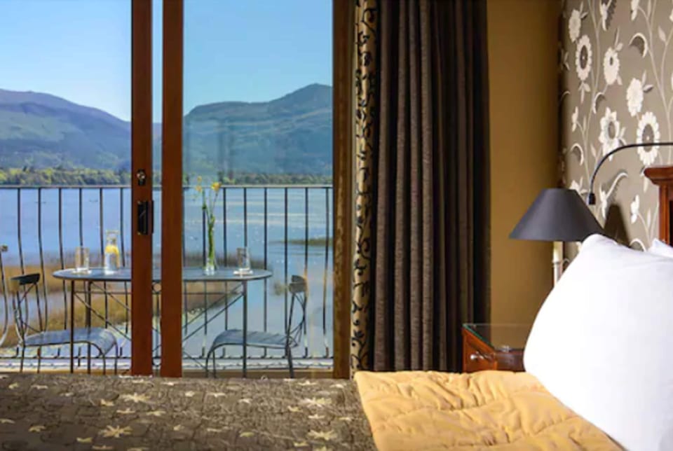 Deluxe Double or Twin Room, Lake View | Hypo-allergenic bedding available, in-room safe, desk
