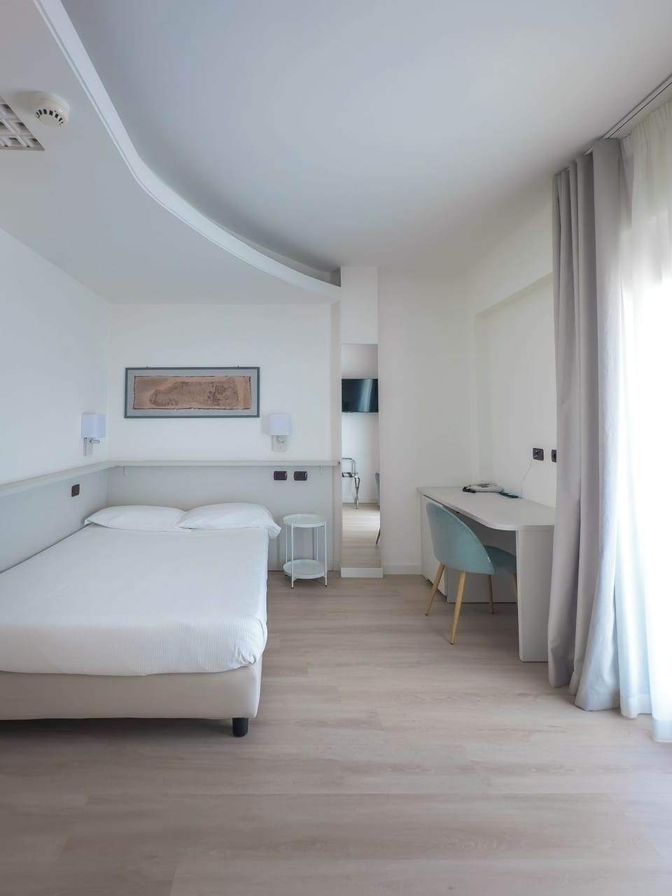 Basic Single Room, Balcony | Minibar, desk, bed sheets, wheelchair access