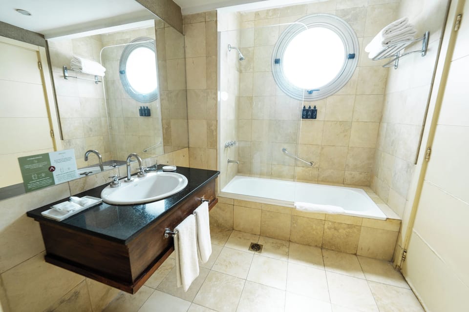 Combined shower/tub, free toiletries, hair dryer, bidet