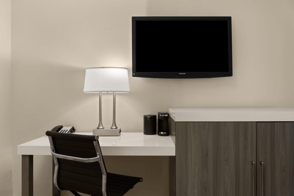 Suite, 1 Queen Bed, Non Smoking (1 Bedroom) | Desk, iron/ironing board (on request), individually decorated