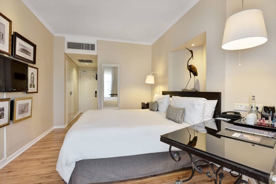 Room, 1 Queen Bed | In-room safe, desk, blackout drapes, soundproofing