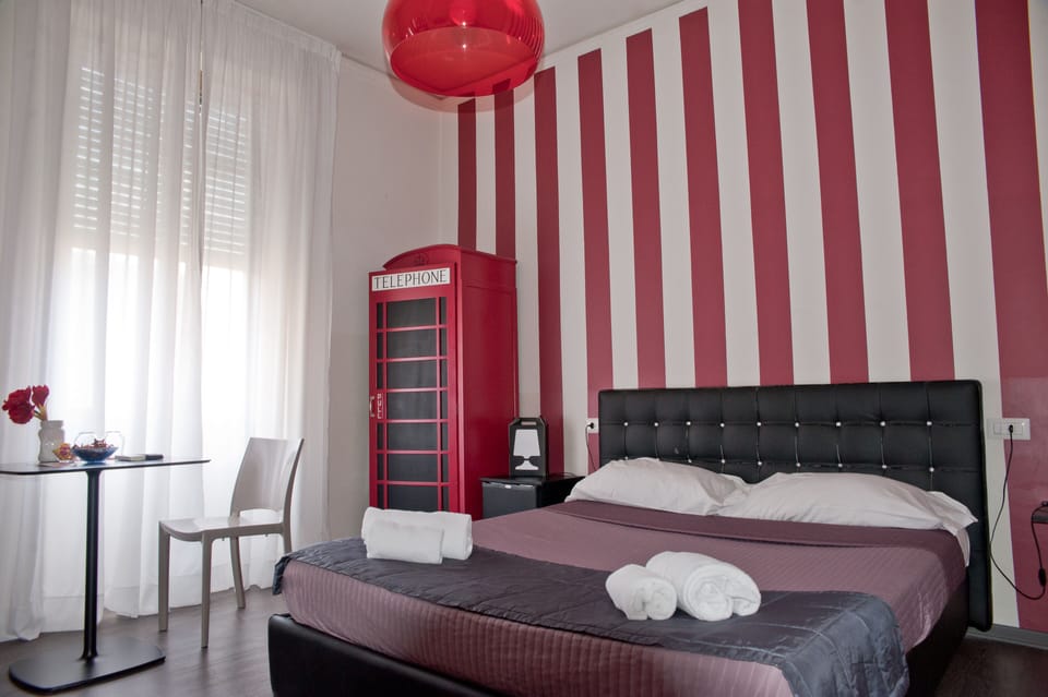 Camera doppia | Frette Italian sheets, Select Comfort beds, desk, soundproofing