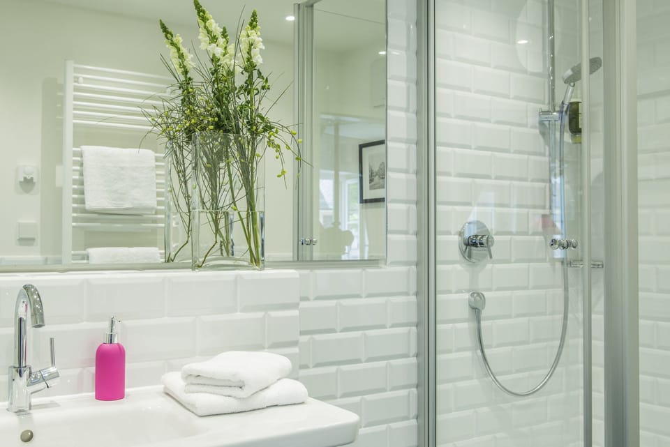 Comfort Double Room, 1 King Bed | Bathroom | Hair dryer, bathrobes, towels