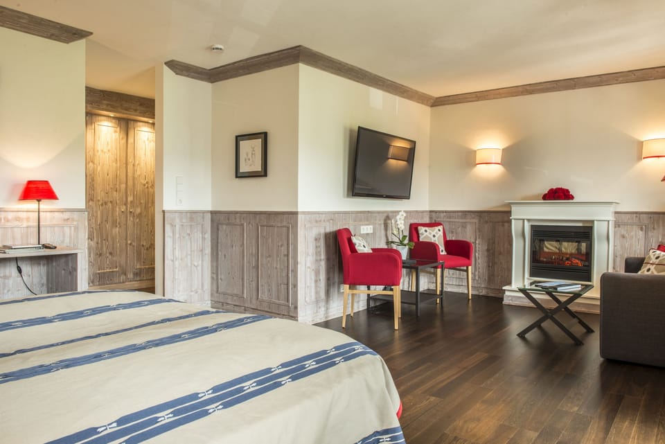 Junior Suite | Hypo-allergenic bedding, in-room safe, individually decorated