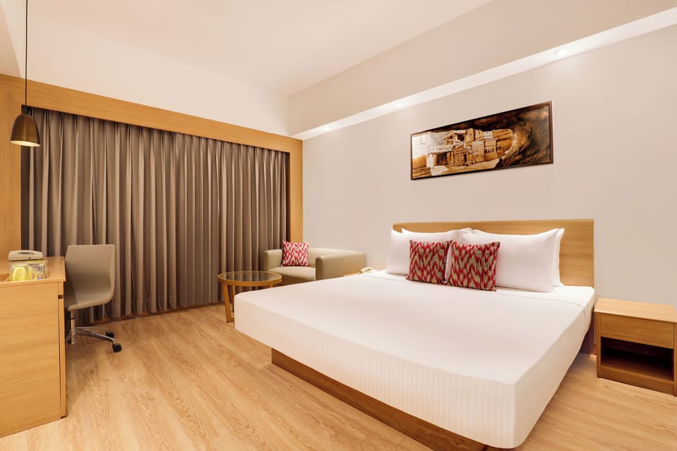 Business Room | Egyptian cotton sheets, premium bedding, minibar, in-room safe