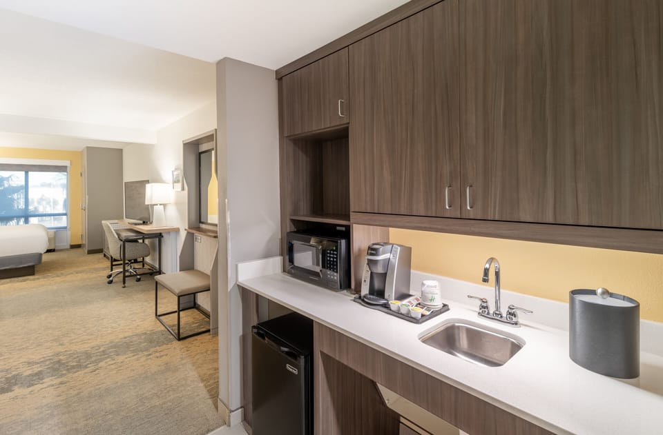 Suite, 1 Bedroom | Desk, iron/ironing board, free cribs/infant beds, rollaway beds