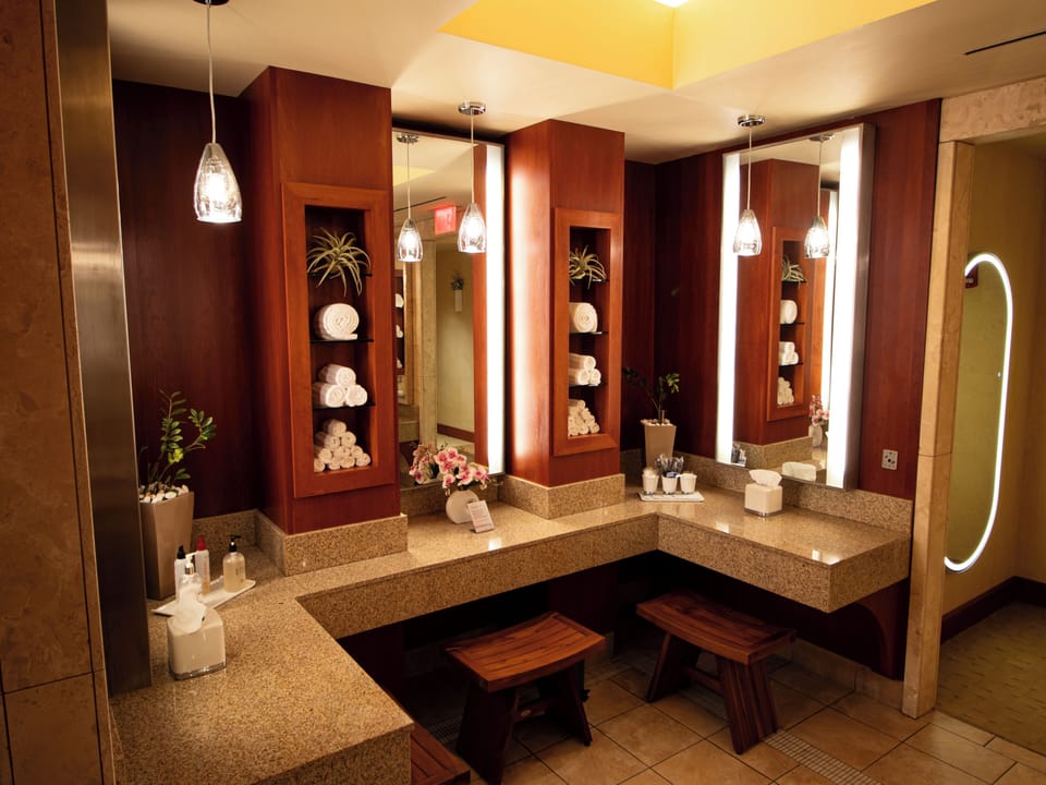 Couples treatment rooms, sauna, hot tub, steam room