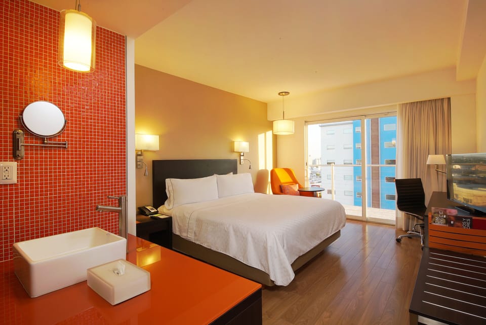 Deluxe Room, 1 King Bed | In-room safe, desk, iron/ironing board, free WiFi
