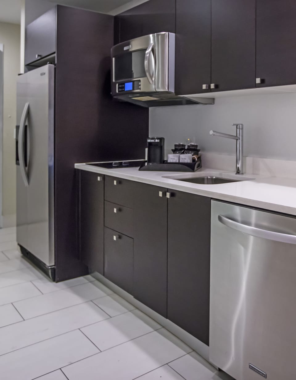 Full-size fridge, microwave, oven, stovetop