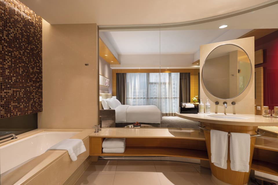 Premier Room King | Bathroom | Separate tub and shower, rainfall showerhead, free toiletries