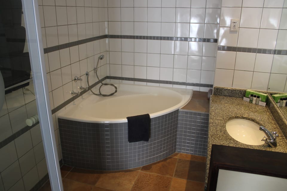 Suite | Bathroom | Combined shower/tub, free toiletries, hair dryer