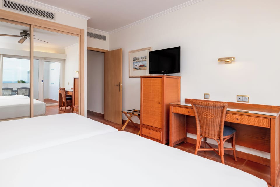 Double Room | Minibar, in-room safe, soundproofing, free WiFi
