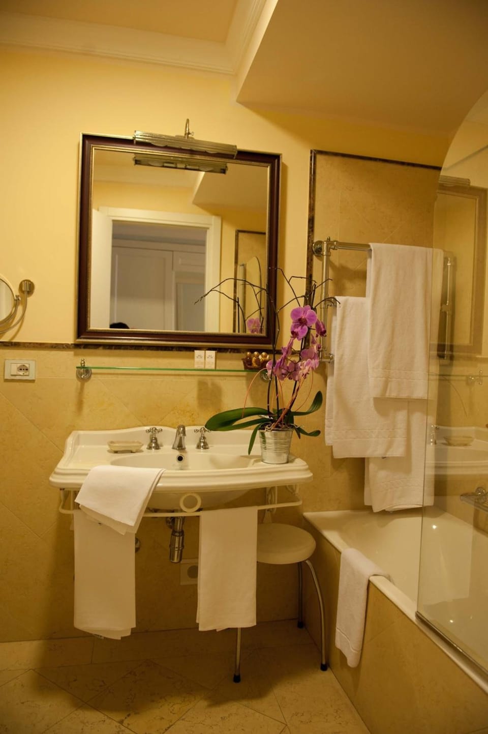 Combined shower/tub, free toiletries, hair dryer, bidet