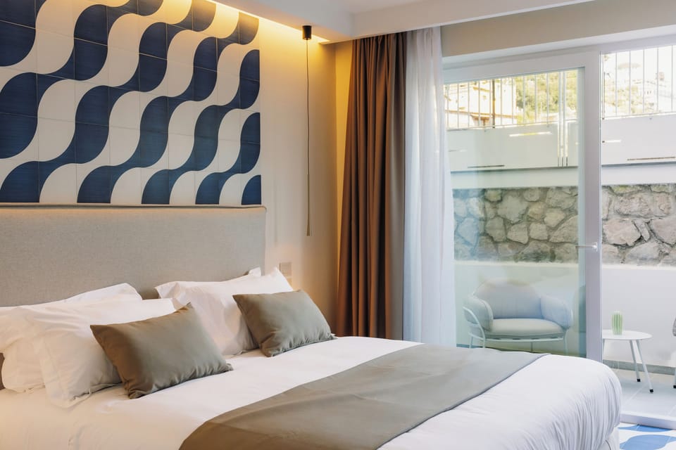 Premium bedding, down comforters, minibar, in-room safe