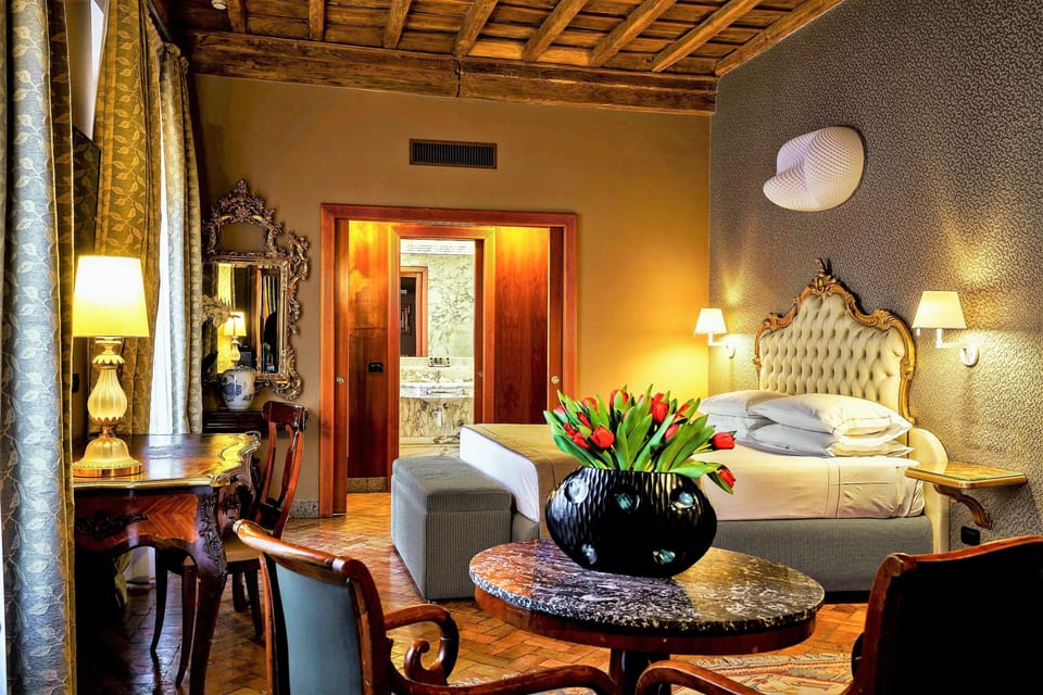 Classic Studio Suite, 1 King Bed with Sofa bed | Premium bedding, down comforters, minibar, in-room safe
