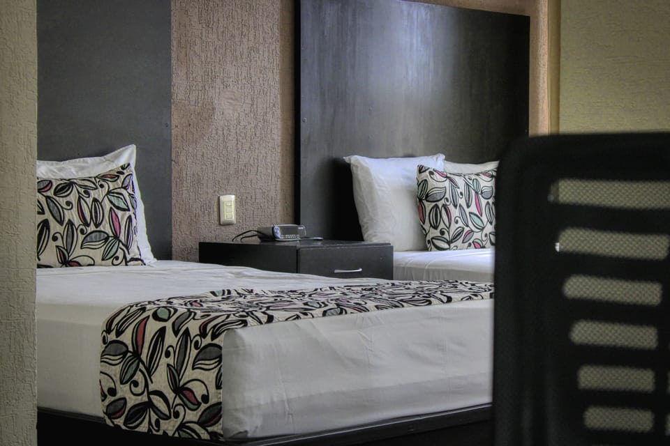 Pillowtop beds, in-room safe, desk, WiFi (free)