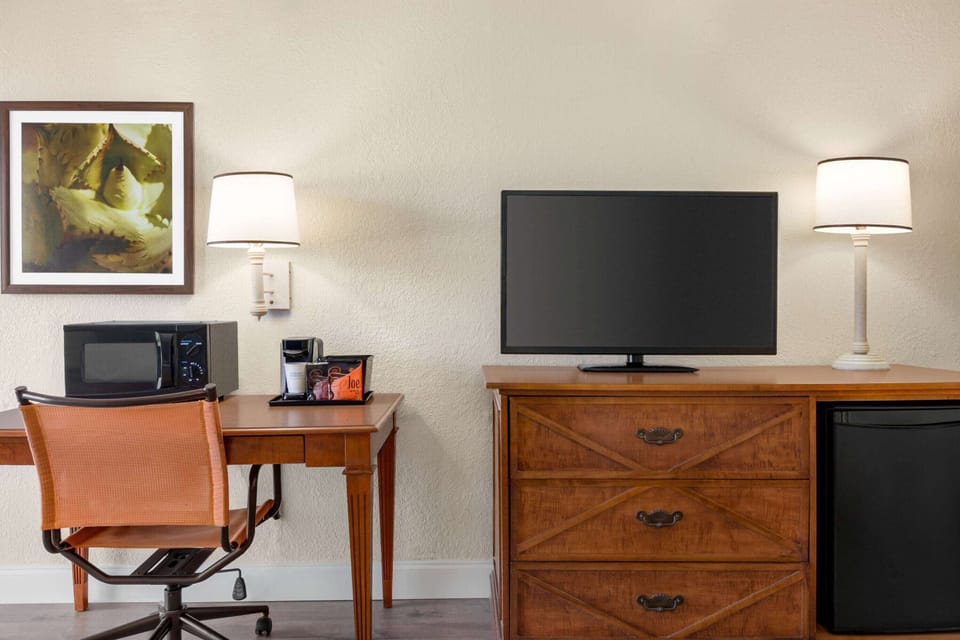 Pillowtop beds, desk, laptop workspace, blackout drapes