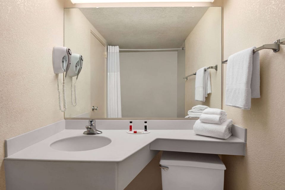 Combined shower/tub, free toiletries, hair dryer, towels