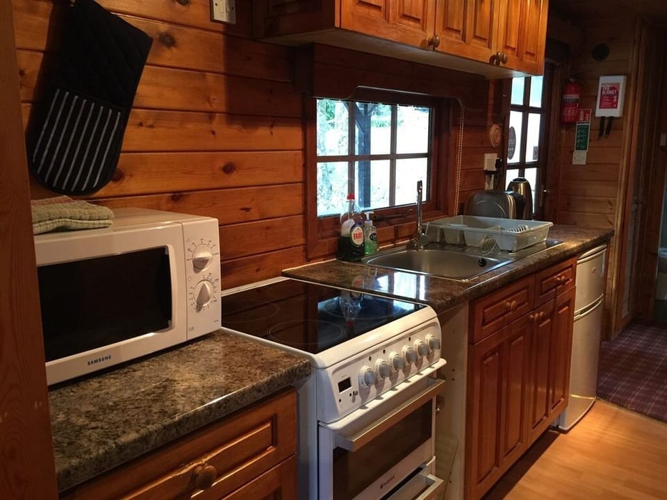 Standard Cabin, Private Bathroom, Park View (Lurchers Cabin) | Restaurant