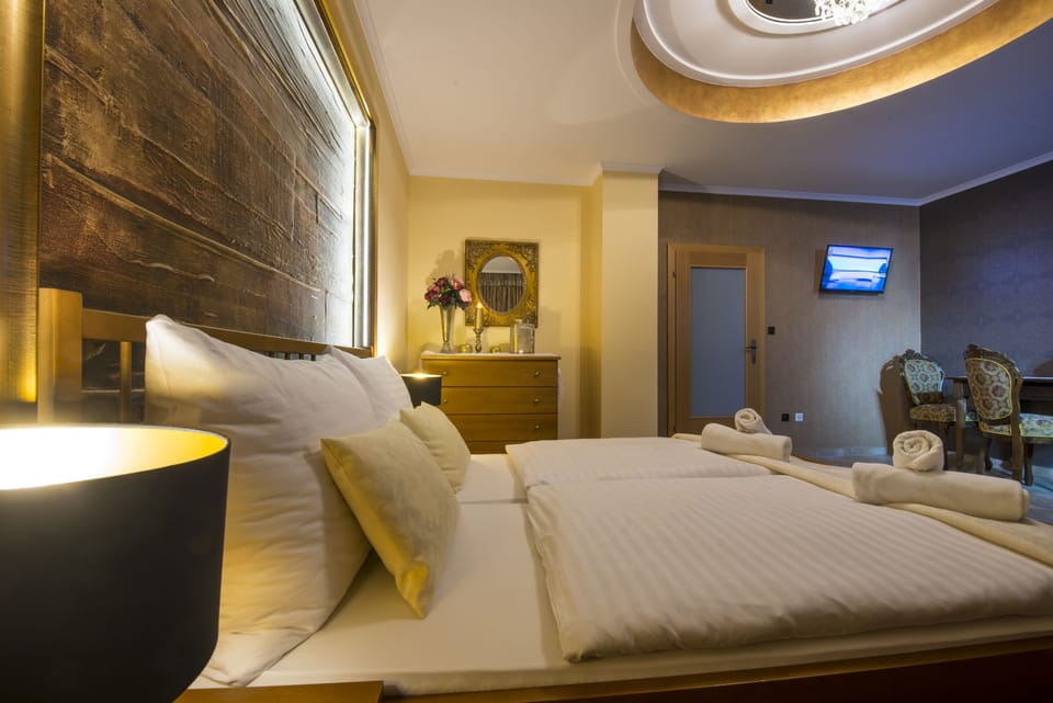 Desk, soundproofing, free cribs/infant beds, free WiFi
