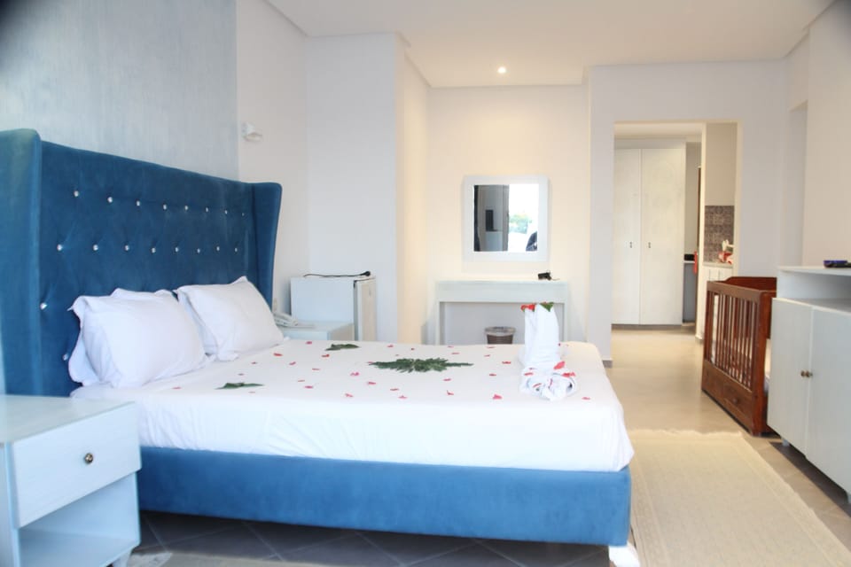 Comfort Double Room | 1 bedroom, minibar, in-room safe, blackout drapes