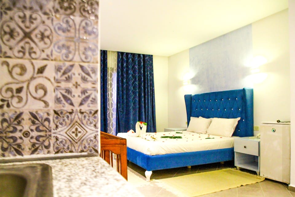 Comfort Double Room | 1 bedroom, minibar, in-room safe, blackout drapes