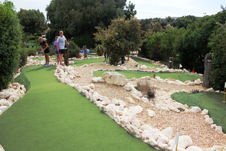 Mini-golf