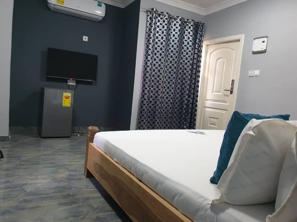 Luxury Room, 1 King Bed, Mountain View | Desk, laptop workspace, iron/ironing board (on request)