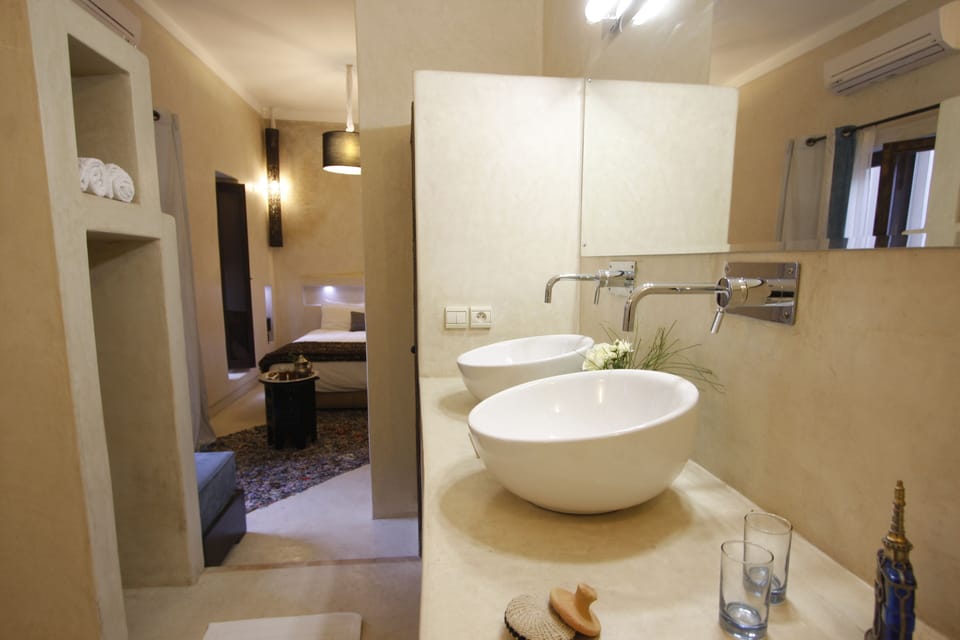 Deluxe Double or Twin Room (Chambre) | Bathroom | Shower, free toiletries, hair dryer, towels
