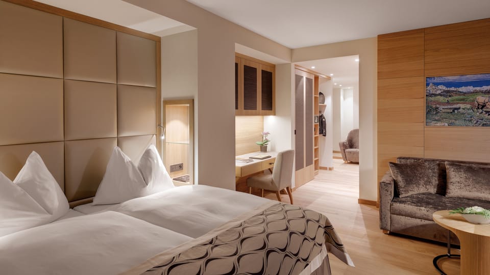 Junior Suite | Premium bedding, in-room safe, soundproofing, cribs/infant beds