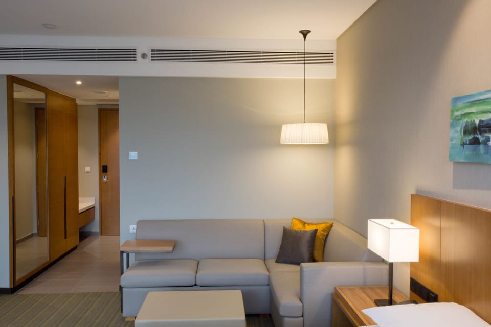 Hyatt Place King Room | In-room safe, desk, blackout drapes, soundproofing