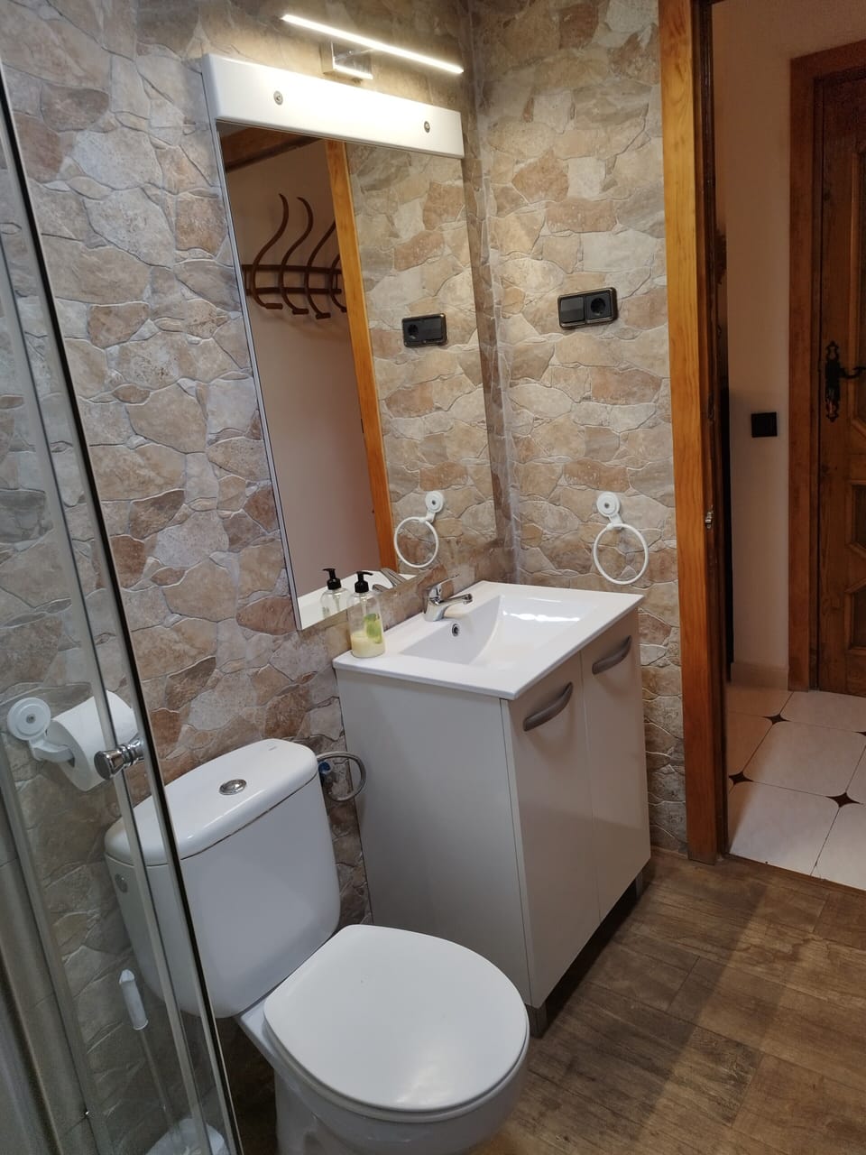Family Room (5) | Bathroom | Shower, towels