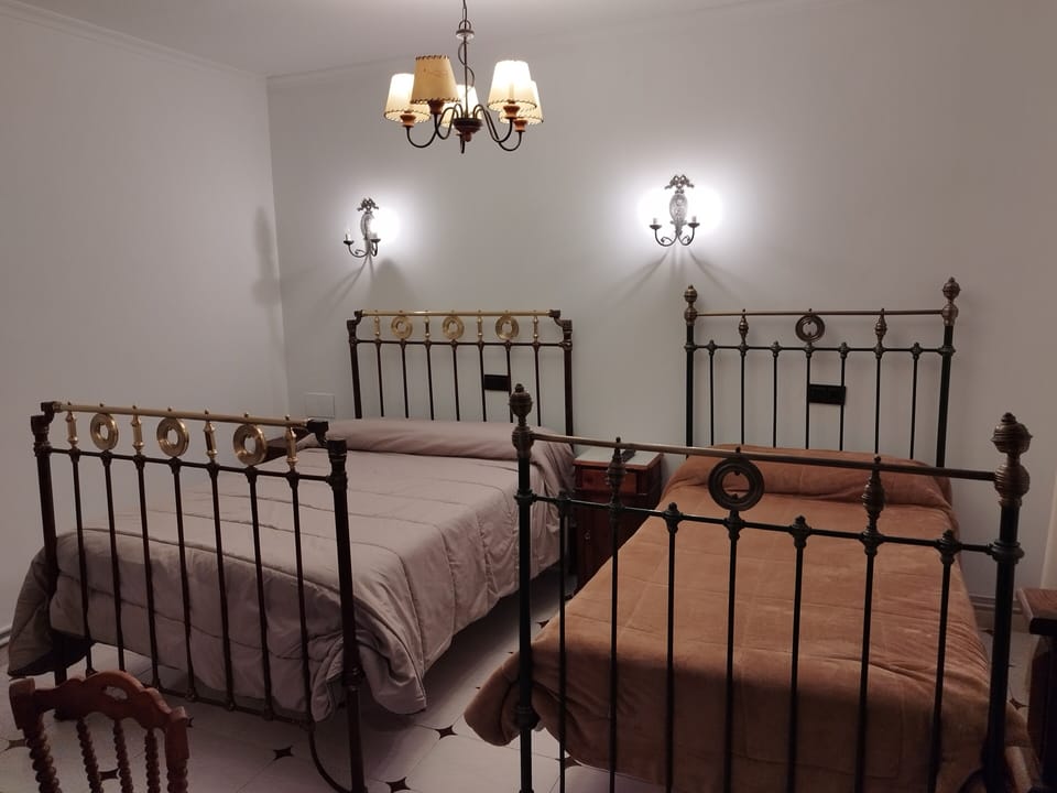 Family Room (5) | Desk, soundproofing, free WiFi, bed sheets