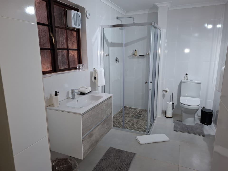Luxury Double Room, 1 King Bed | Bathroom | Shower, free toiletries, hair dryer, towels