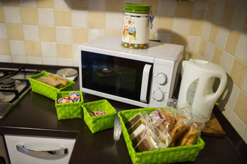 Comfort Room, 1 Bedroom | Microwave