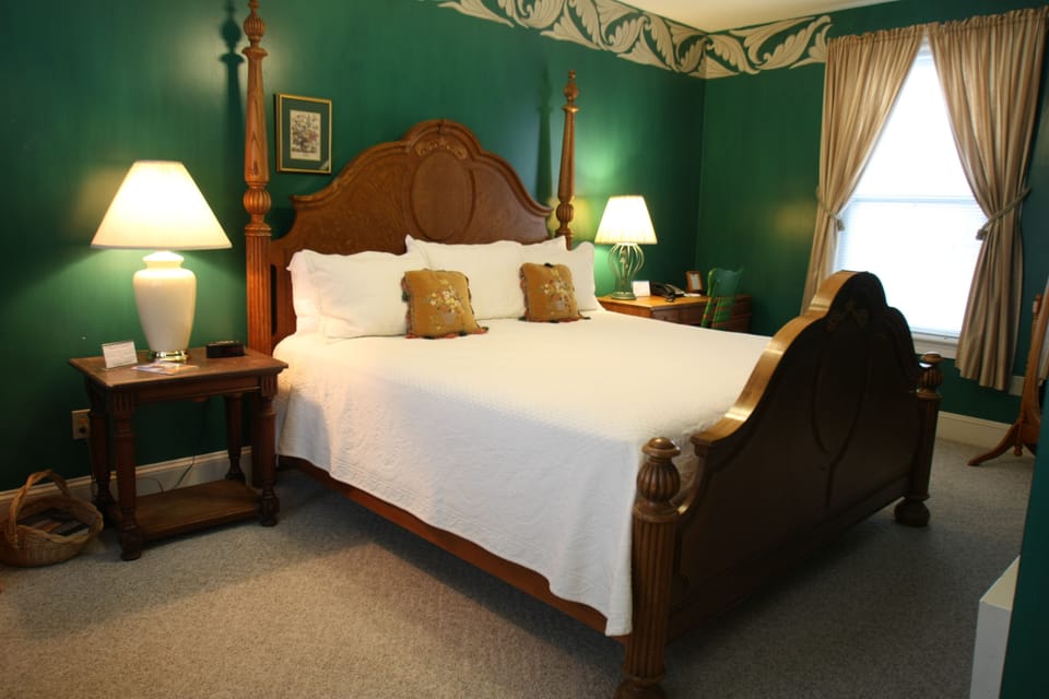 Room, Private Bathroom (Queen Room) | Iron/ironing board, cribs (free), WiFi (free), individually decorated