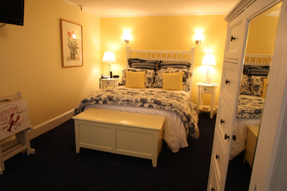 Room, Private Bathroom (Queen Room) | Iron/ironing board, cribs (free), WiFi (free), individually decorated